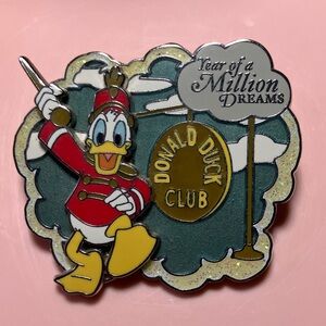 Disney Silver Enamel Pin with Castle Design 2007 Donald Duck Club A6